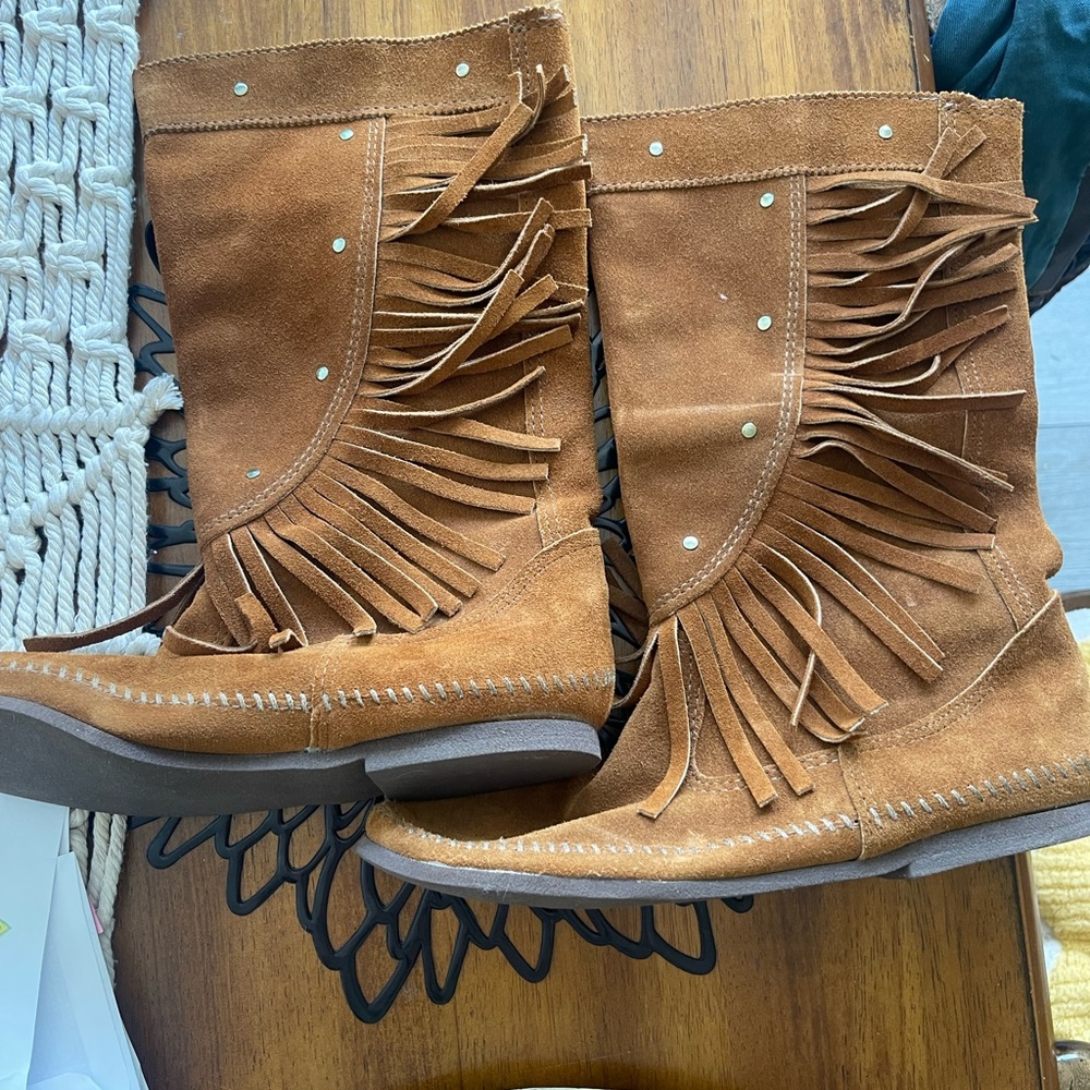 Minnetonka fringe boots brand new size 9